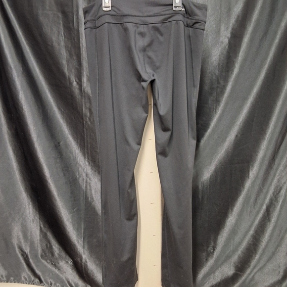 Black Leggings with Elastic Waistband and Form-Fitting Design - Picture 8 of 11